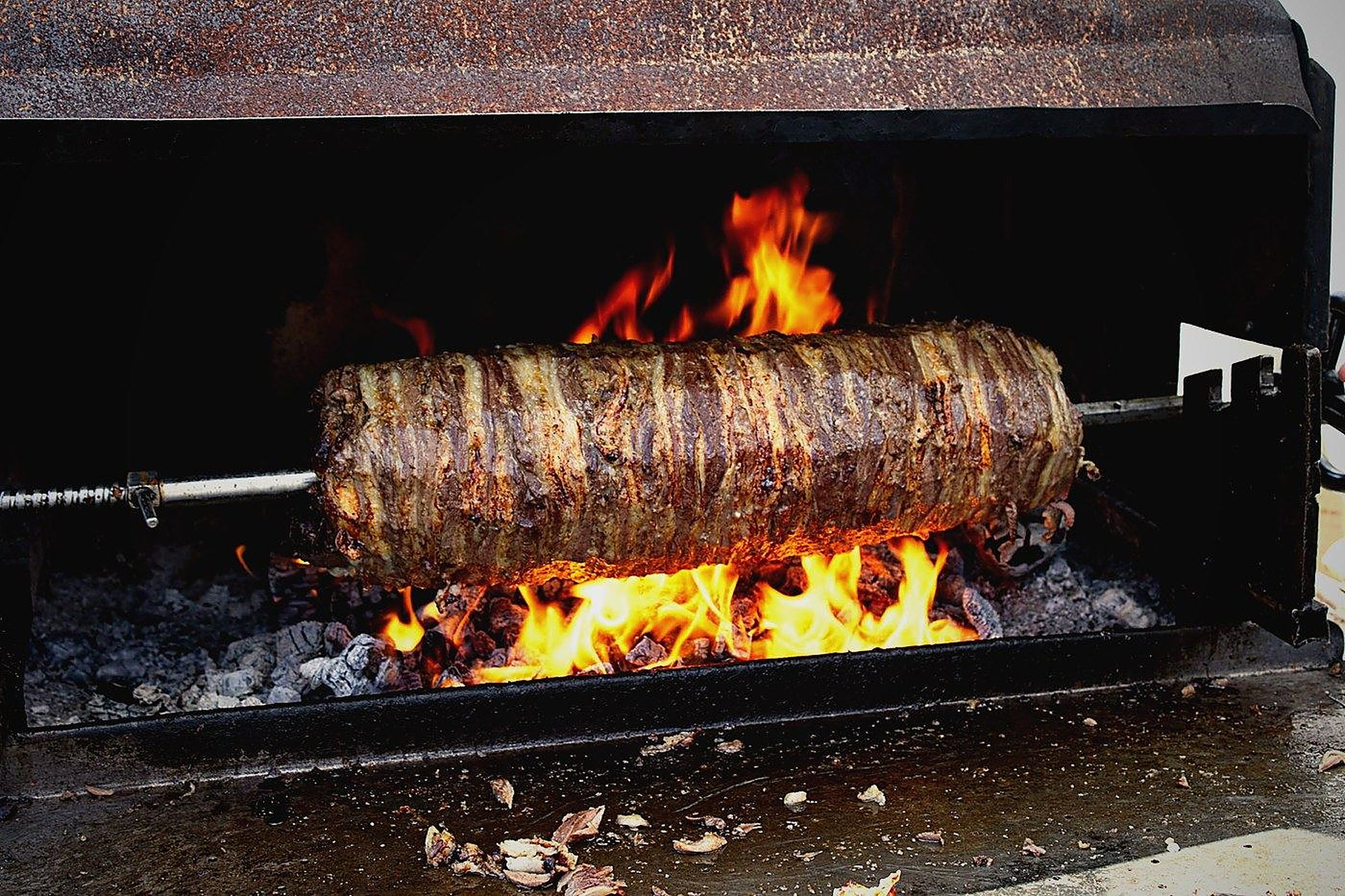 Kömür ateşinde şişte çevrilen kokoreç
